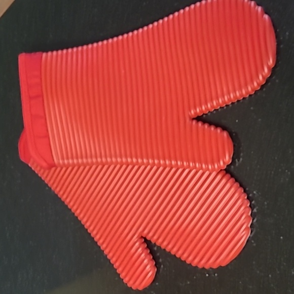 KitchenAid Silicone Oven Mitts - Picture 2 of 8